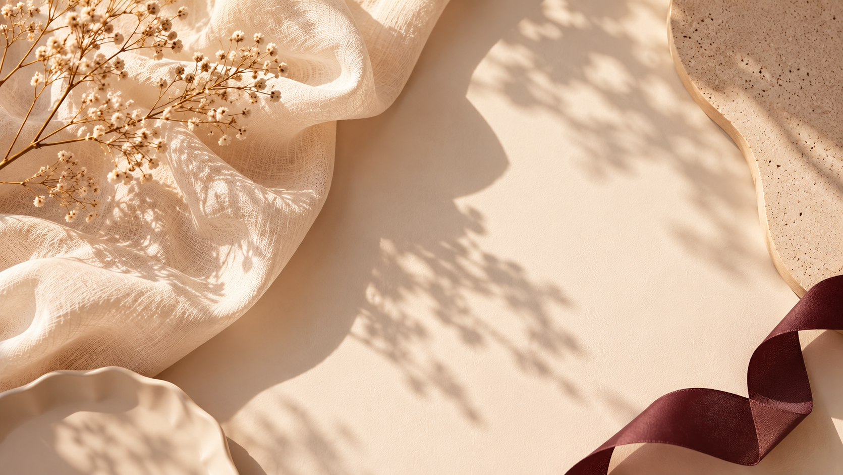 Composição conceitual clara com flores, tecido e fita ameixa